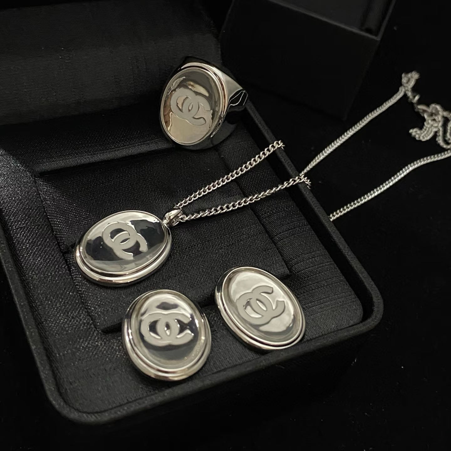 Anello da donna in ottone placcato oro con smalto a forma di lettera ovale di lusso
