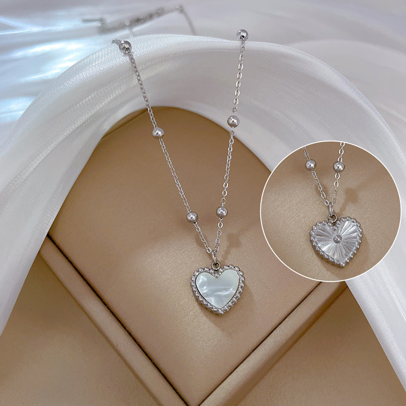 Cadena de cuello con colgante de corazón minimalista de acero de titanio con incrustaciones de nácar para un look chic de oficina unisex