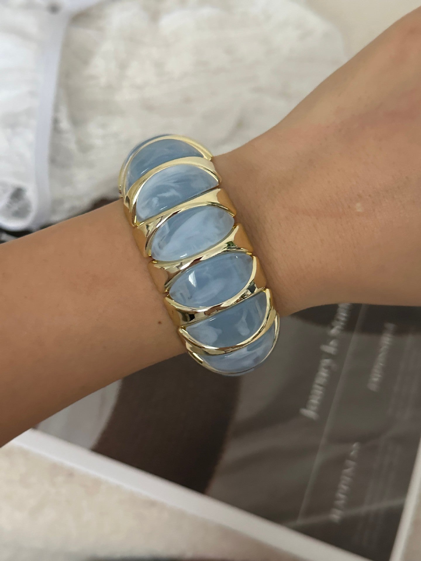 Bracciale elastico in acrilico con figure geometriche colorate