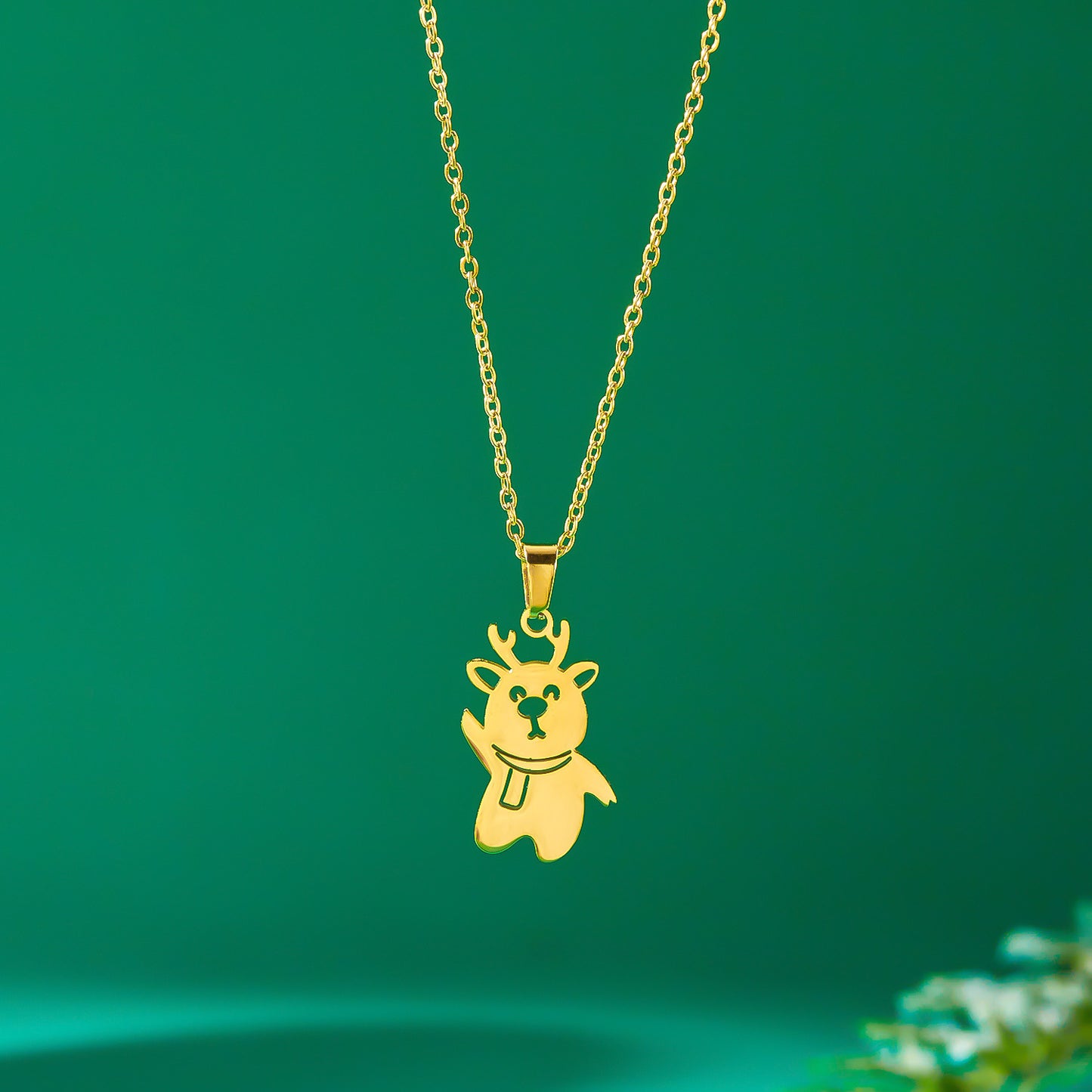 Collar Colgante de Árbol de Navidad Minimalista en Acero de Titanio con Acabado Chapado en Cadena O para Uso Festivo Unisex