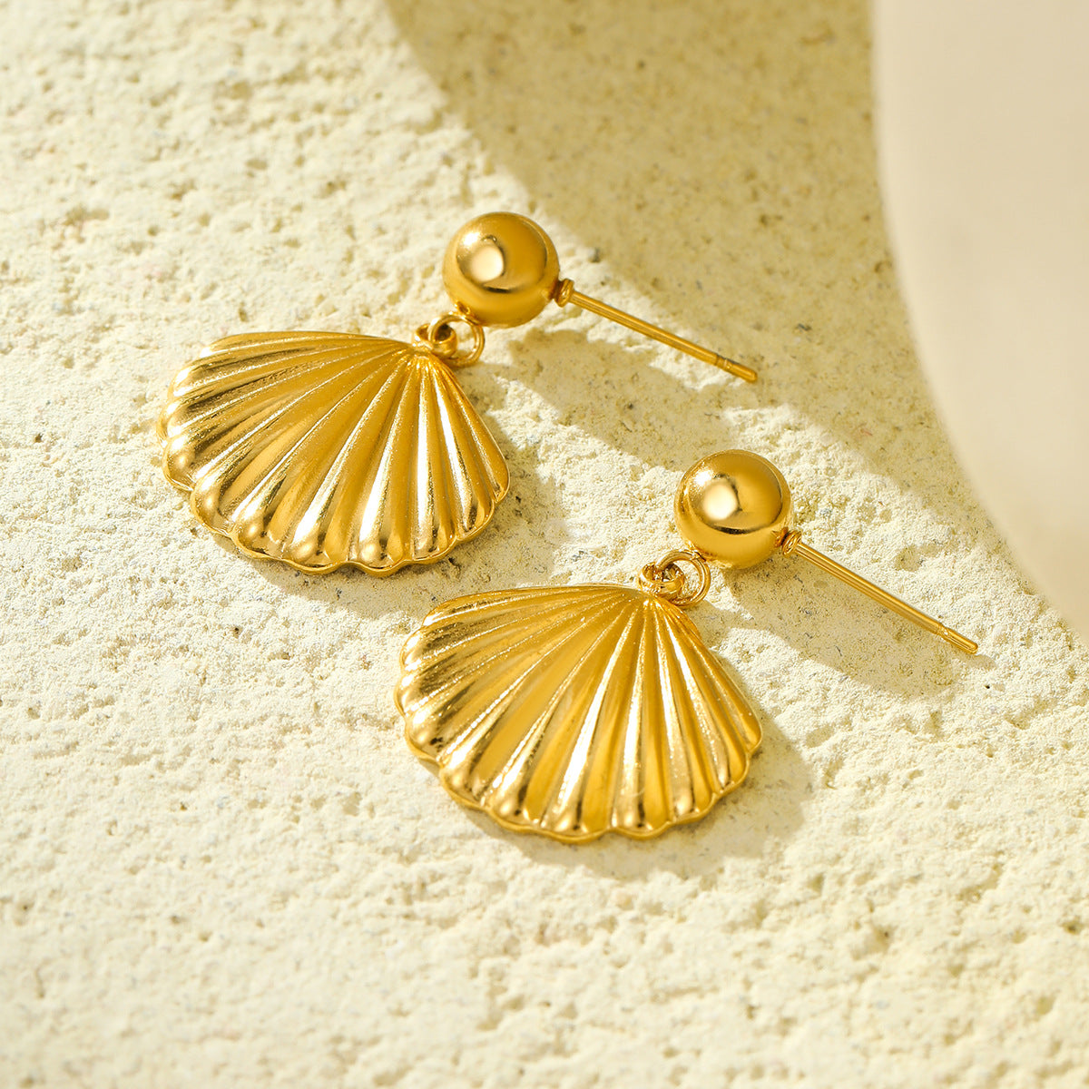 Pendientes minimalistas de estilo vintage con forma de concha de acero inoxidable y chapado en oro de 18 quilates