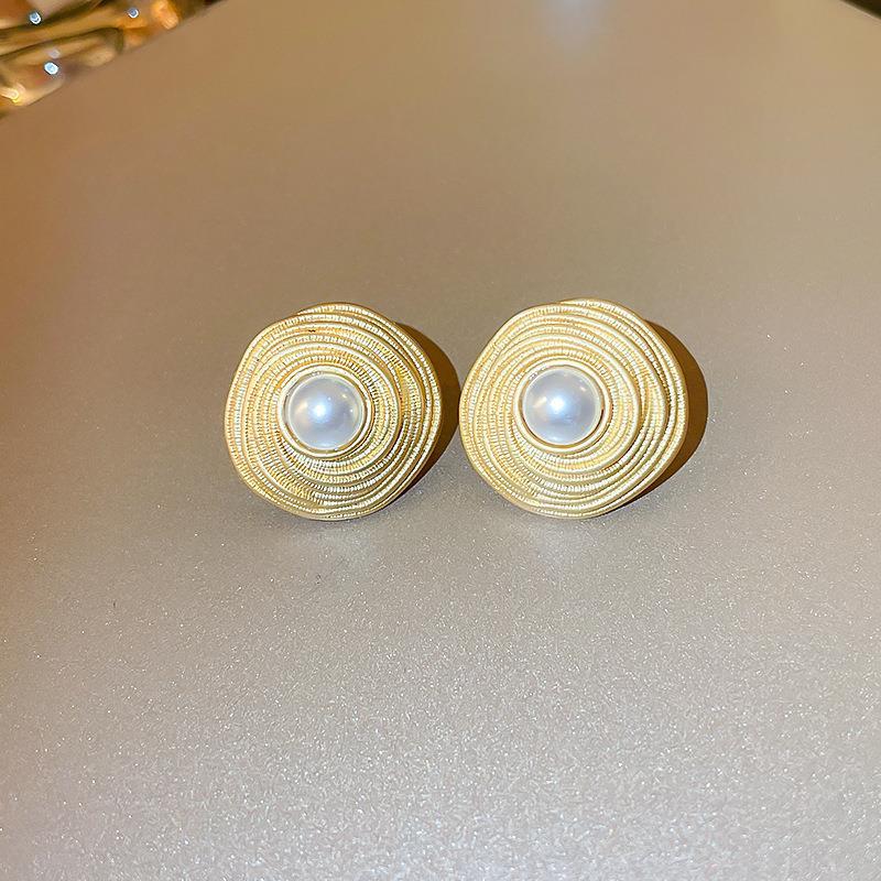 Vintage Floral and Heart-Shaped Alloy Stud Earrings with Gold Plating for Women