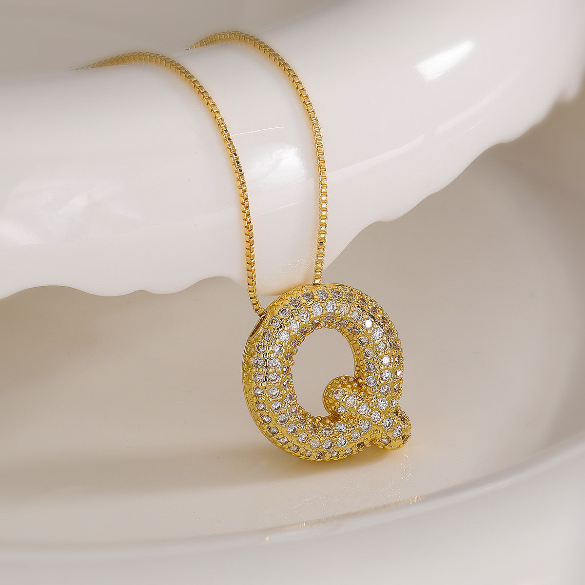 Collana da donna in acciaio al titanio placcato con lettera minimalista e zirconi cubici