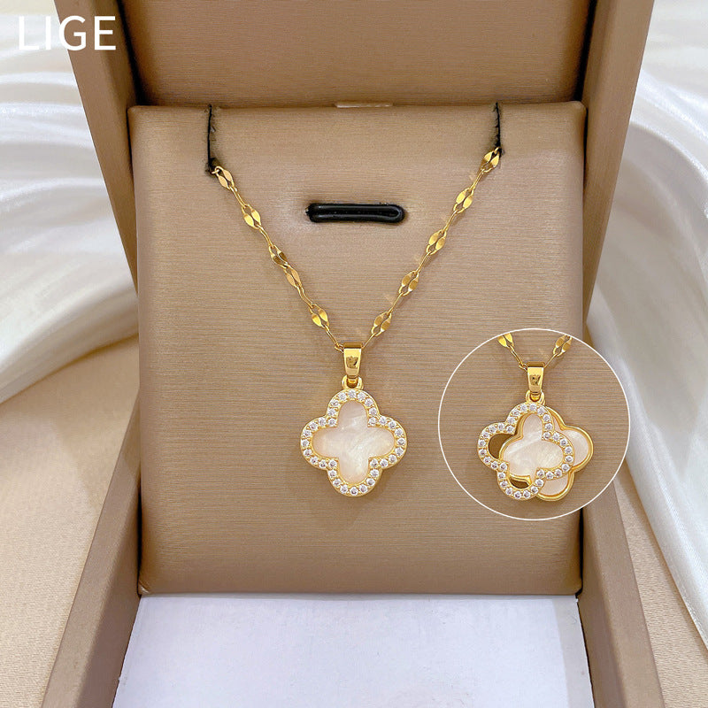 Collana con Ciondolo Quadrifoglio in Stile Cartone Animato da Donna in Acciaio al Titanio con Intarsio di Strass, Catena a Medaglione a Conchiglia a Doppio Lato