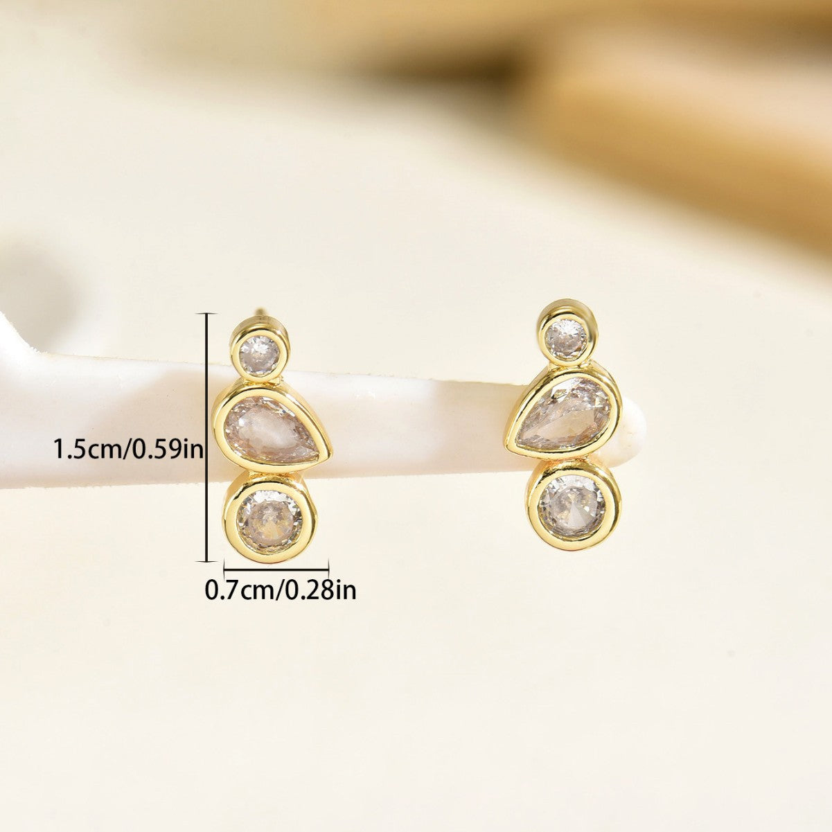 Orecchini a perno da donna con zirconi rotondi, geometrici e minimalisti, in rame, dall'estetica elegante e lussuosa