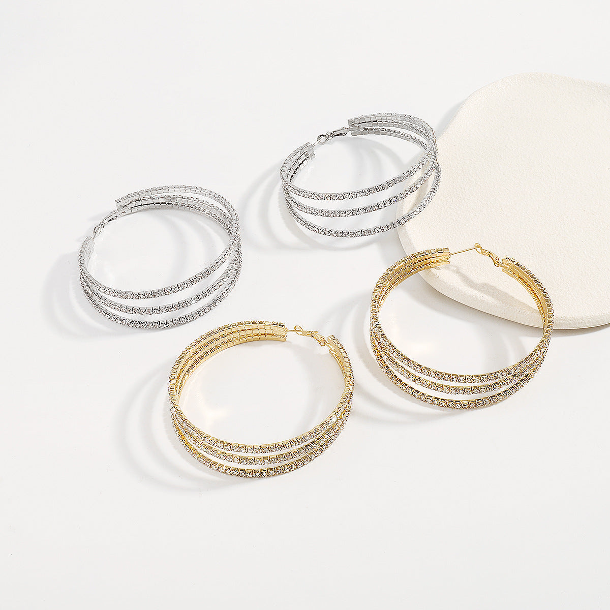 Pendientes de círculo geométricos superpuestos para mujer con incrustaciones de diamantes de imitación y construcción de aleación chapada