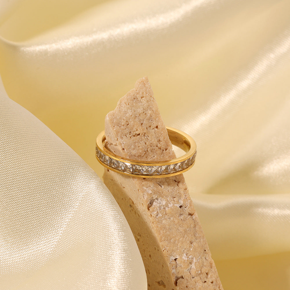 Minimalist Round Titanium Steel Ring with Rhinestone Inlay for Women, Vacuum Plated in 18K Gold, Geometric Style Fashion Finger Ring