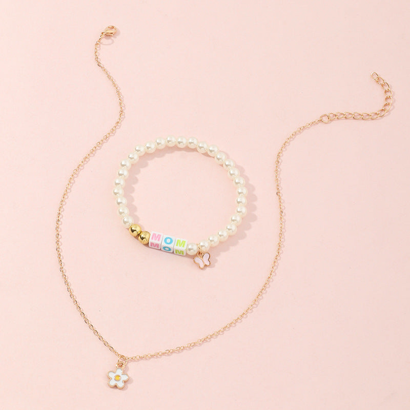 Bracciale minimalista in metallo a forma di lettera per bambine e ragazze con accenti di perle, design artigianale