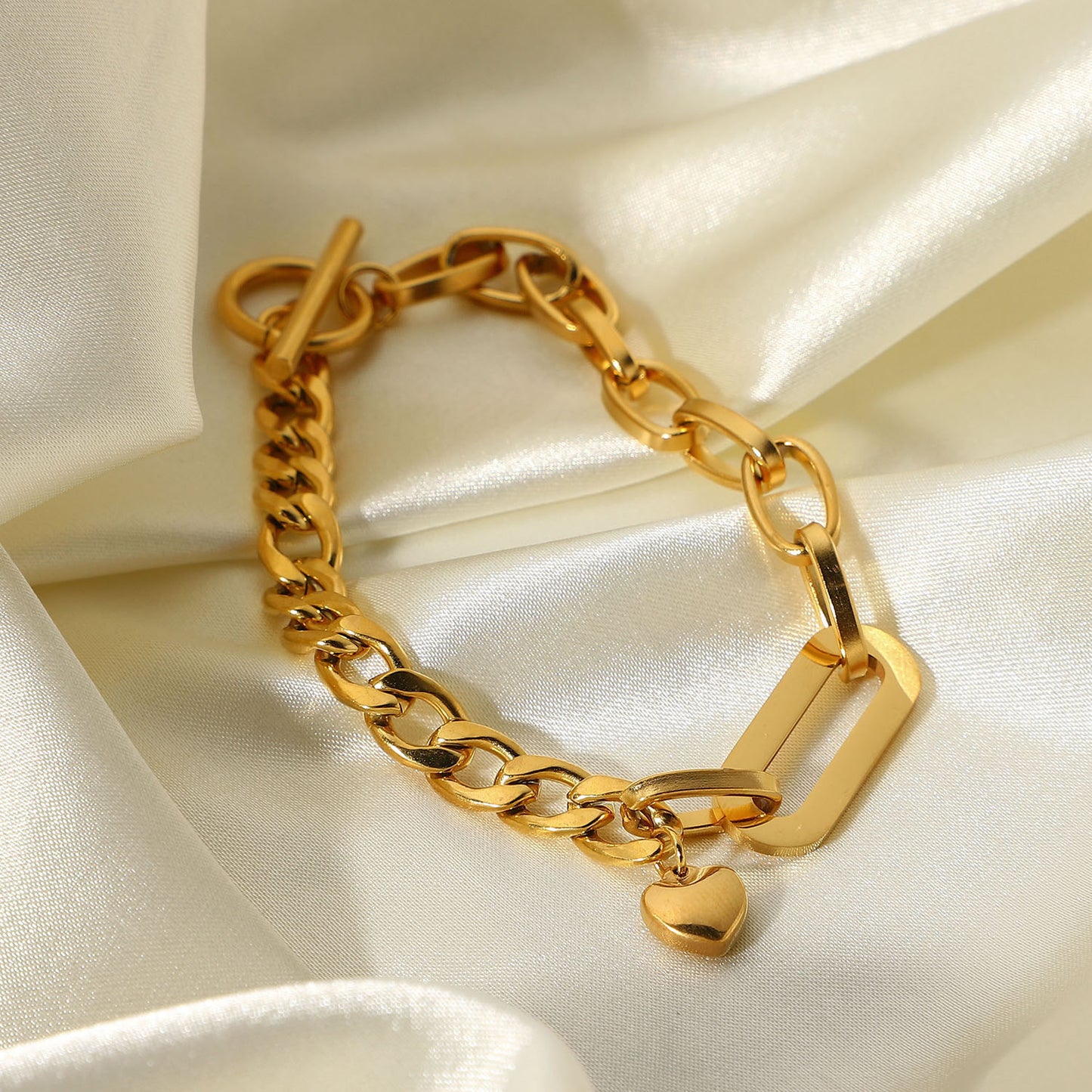 Braccialetto Minimalista con Ciondolo a Cuore Ovale in Acciaio al Titanio con Placcatura Sottovuoto in Oro 18K per Donna