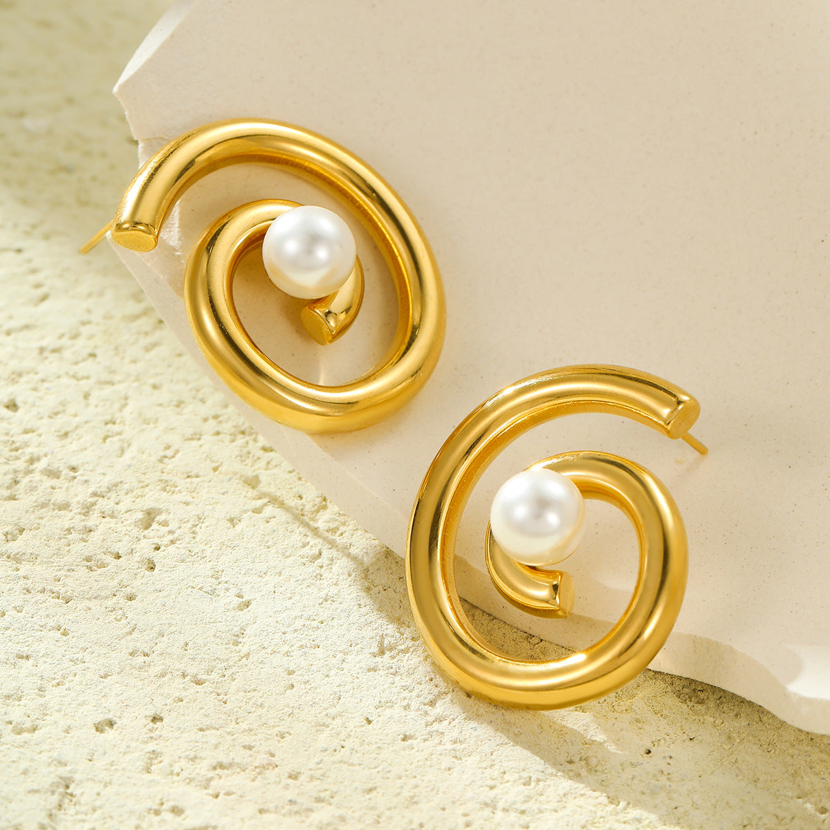 Pendientes de titanio con forma espiral de estilo vintage, chapados en oro de 18 quilates e incrustaciones de perlas para mujer