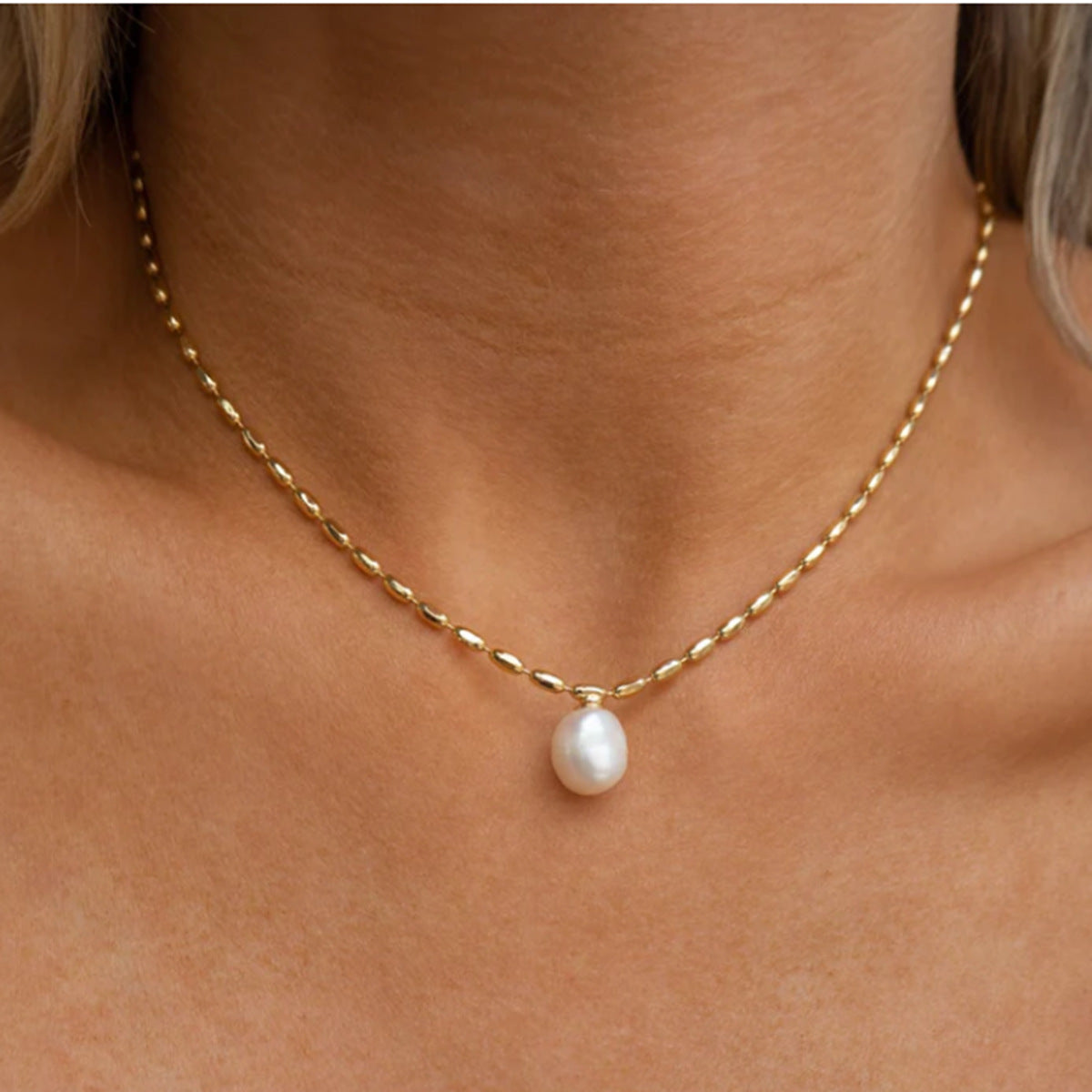 Elegante collar con dije de acero inoxidable en forma de lágrima con incrustaciones de nácar, acabado chapado, cadena de clavícula minimalista a la moda para mujer