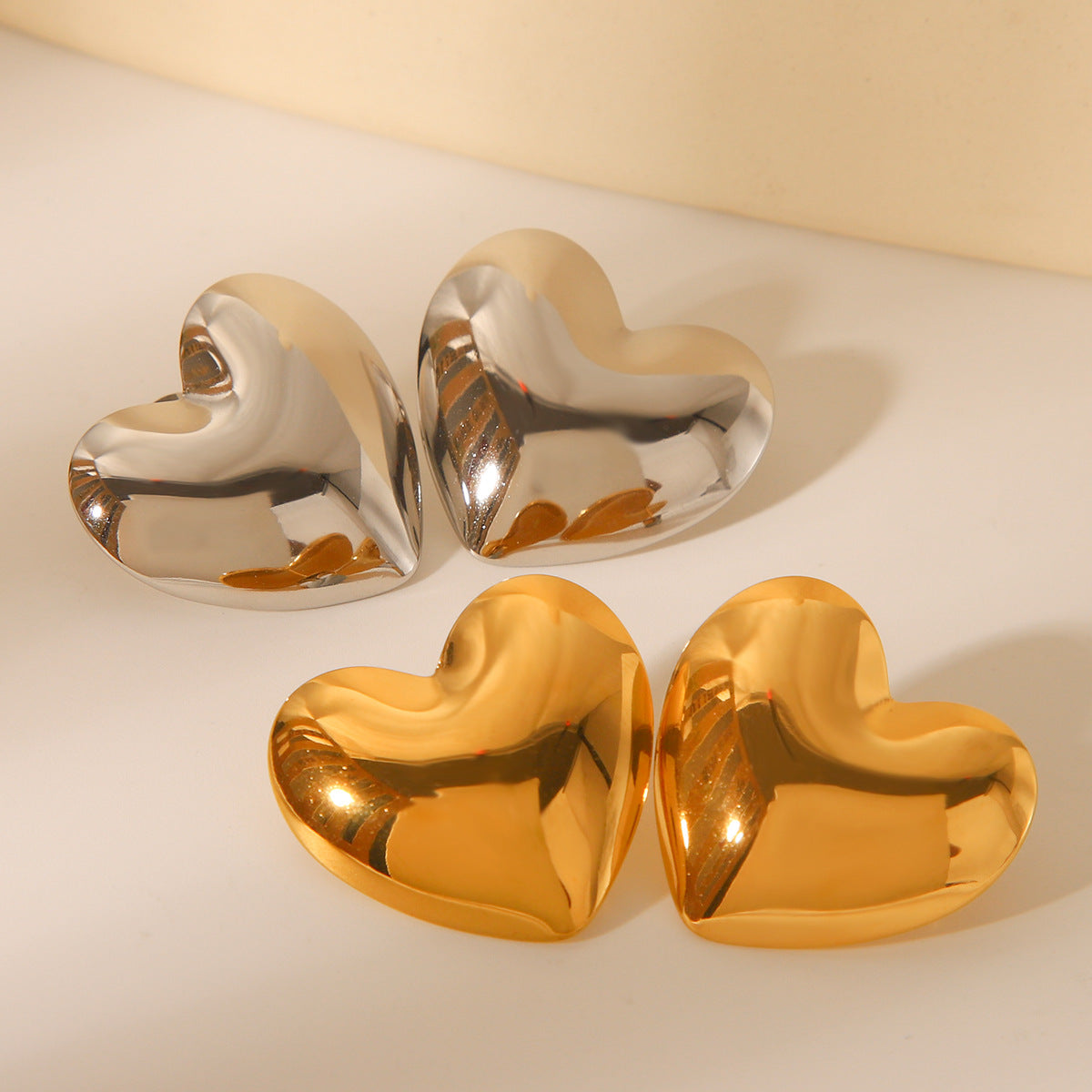Orecchini da donna minimalisti in acciaio al titanio a forma di cuore con placcatura in oro 18 carati