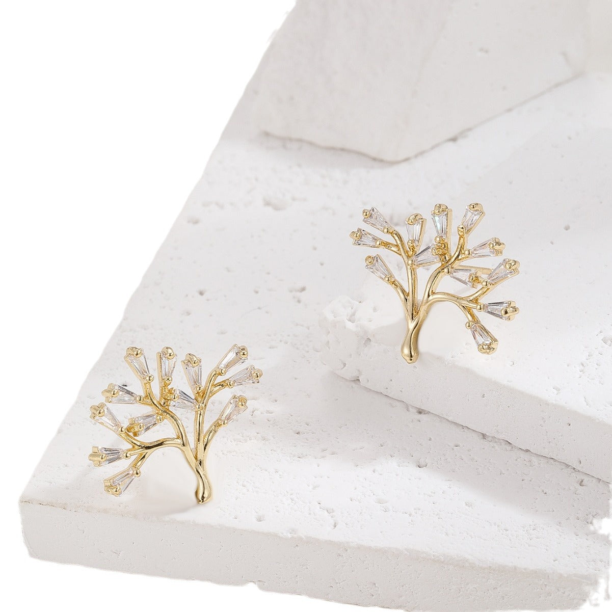 Aretes minimalistas de árbol de la vida en cobre chapado en oro con detalles florales de micro-pavé de circonitas