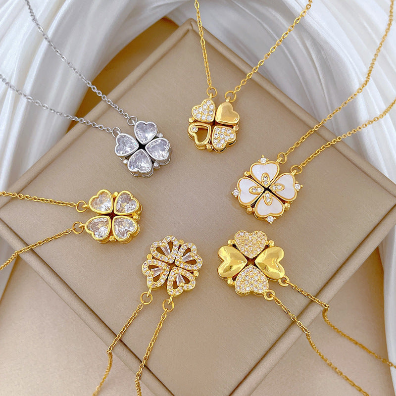Collana con pendente a forma di cuore e quadrifoglio in stile cartone animato, in acciaio al titanio con intarsio di strass, catenina regolabile con chiusura a moschettone per donna e uomo