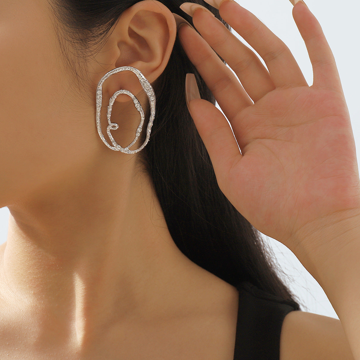 Pendientes de tuerca geométricos irregulares dulces y atrevidos con diamantes de imitación y acabado galvanizado para mujer