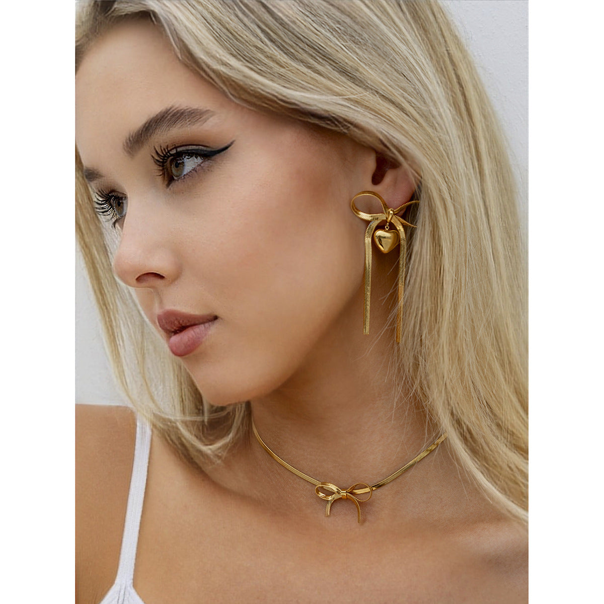Pendientes Minimalistas de Acero Inoxidable con Lazo y Diseño de Corazón para Mujer con Acabado Chapado
