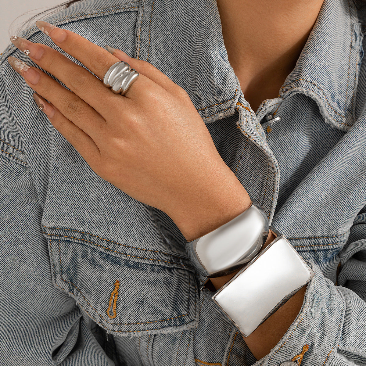 Pulsera geométrica cuadrada de apertura con resorte en aleación pulida con acabado de espejo para mujer