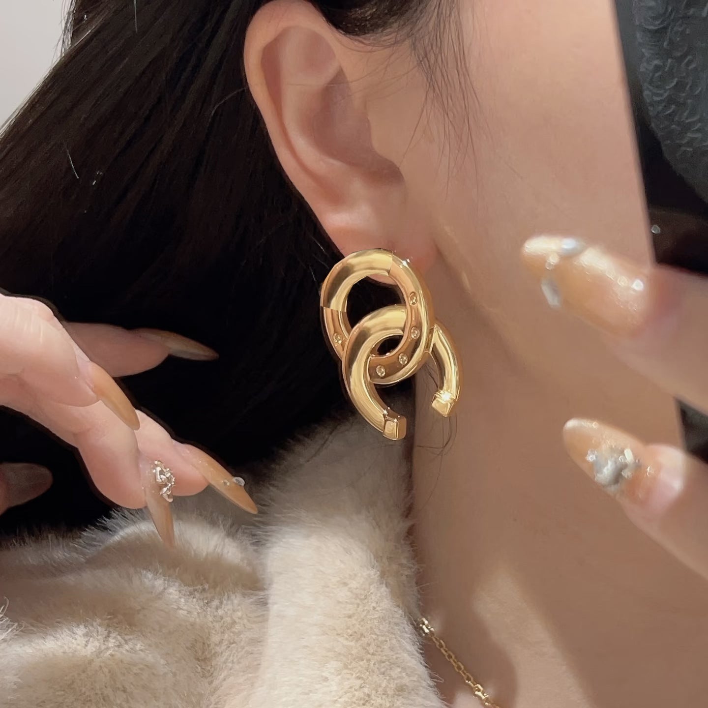 Aretes de letra chapados en oro dulce de lujo de latón con postes de plata esterlina 925 para mujer