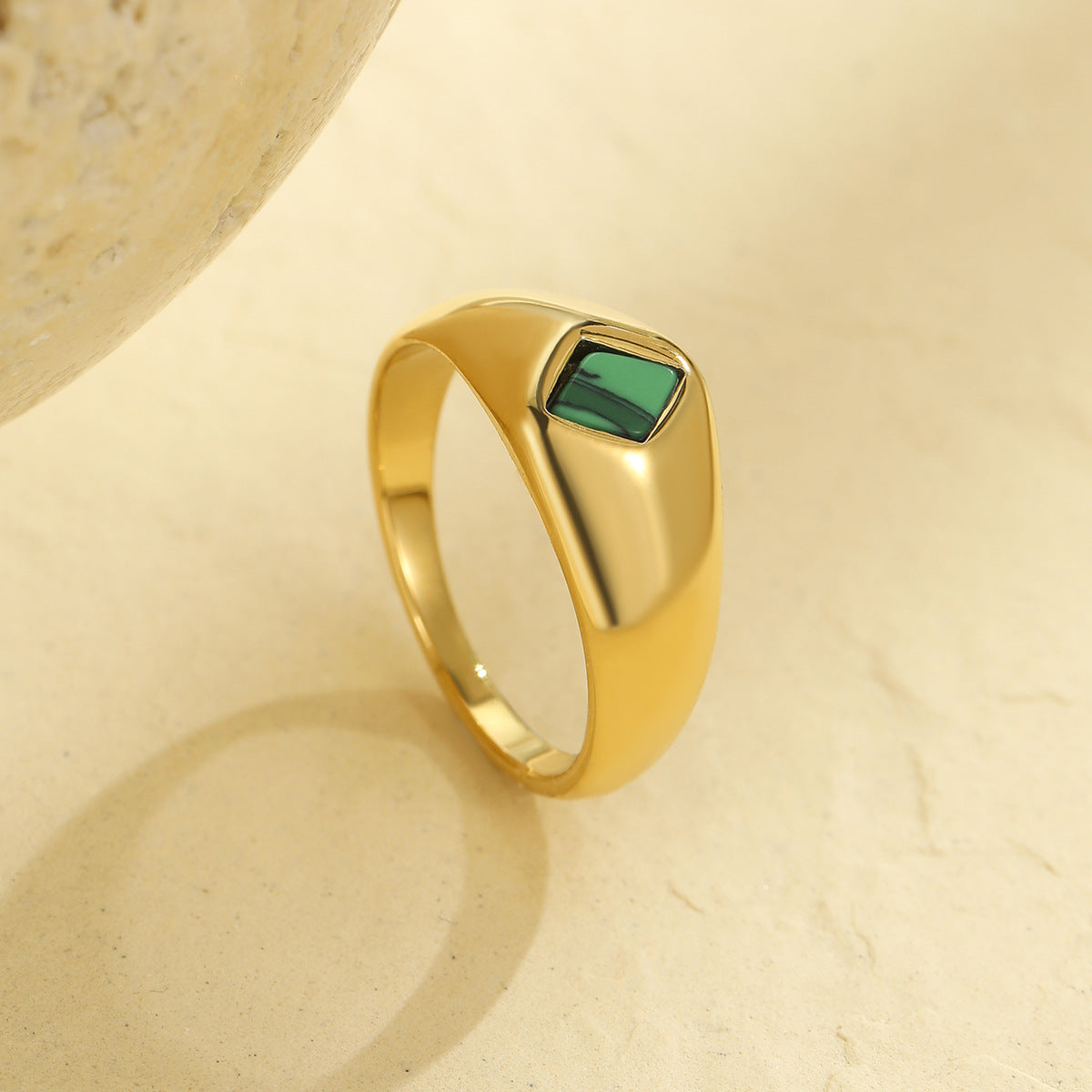 Anillo de acero inoxidable geométrico minimalista con acabado chapado para mujer, joya llamativa a la moda con forma cuadrada