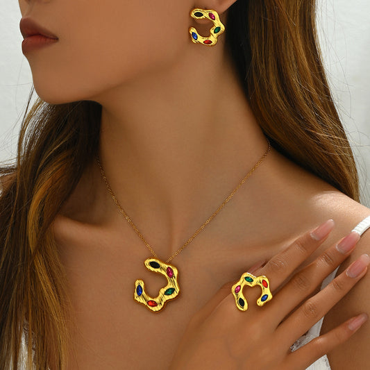 Set di collana da donna minimalista a forma di C con ciondolo in rame a motivo geometrico e intarsio di strass, include orecchini e bracciale abbinati