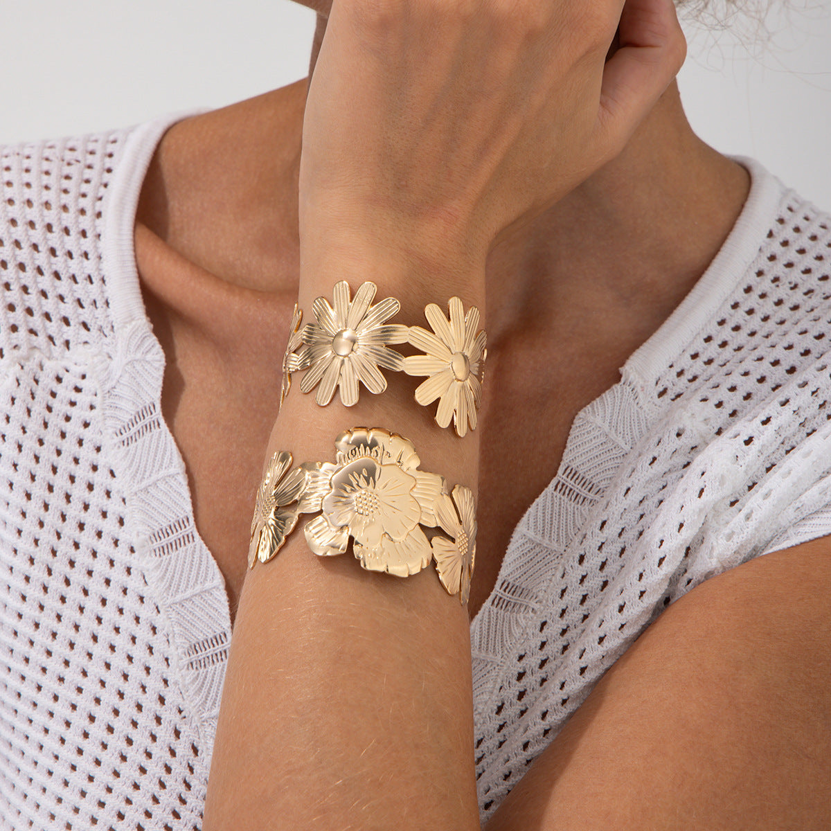 Bracciale rigido floreale vintage in metallo con design a petalo e finitura placcata, regolabile