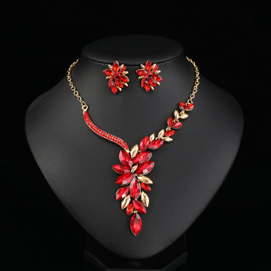 Elegante conjunto de collar floral para mujer con colgante de aleación, incrustaciones de diamantes de imitación, cadena chapada en oro y estilo fresco y dulce.