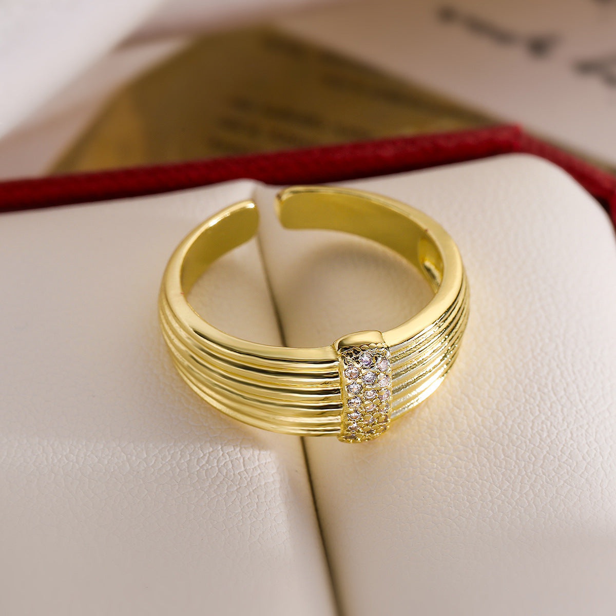 Anello regolabile geometrico minimalista da donna in rame con placcatura in oro 18 carati e intarsio in zircone