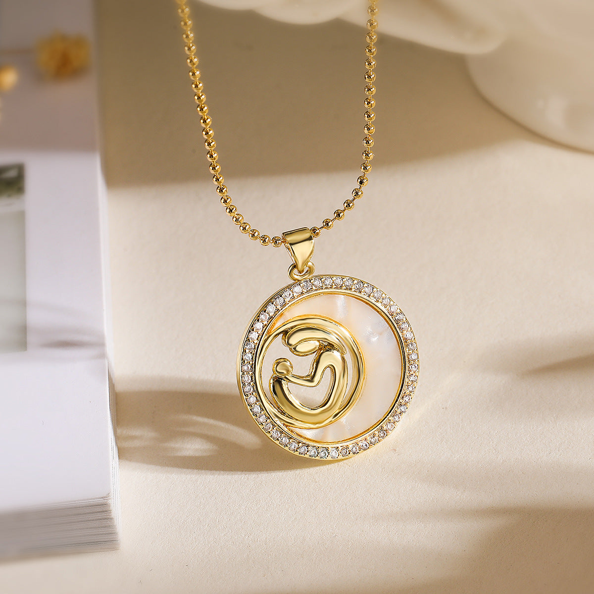 Collana pendente a conchiglia di abalone geometrica minimalista da donna con zirconi micro-incastonati e catena in rame