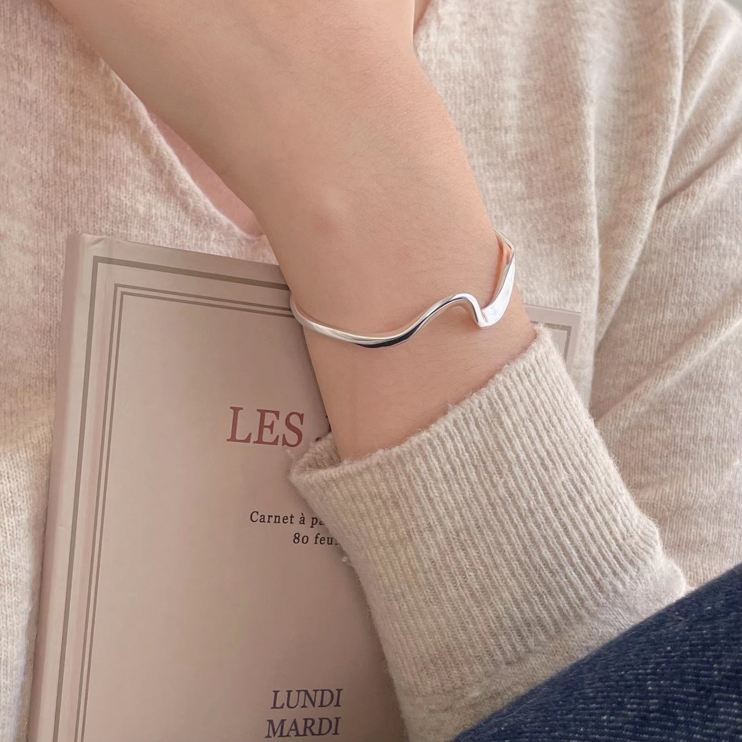 Bracciale a fascia aperta ritorto geometrico lucido in argento sterling 925 minimalista