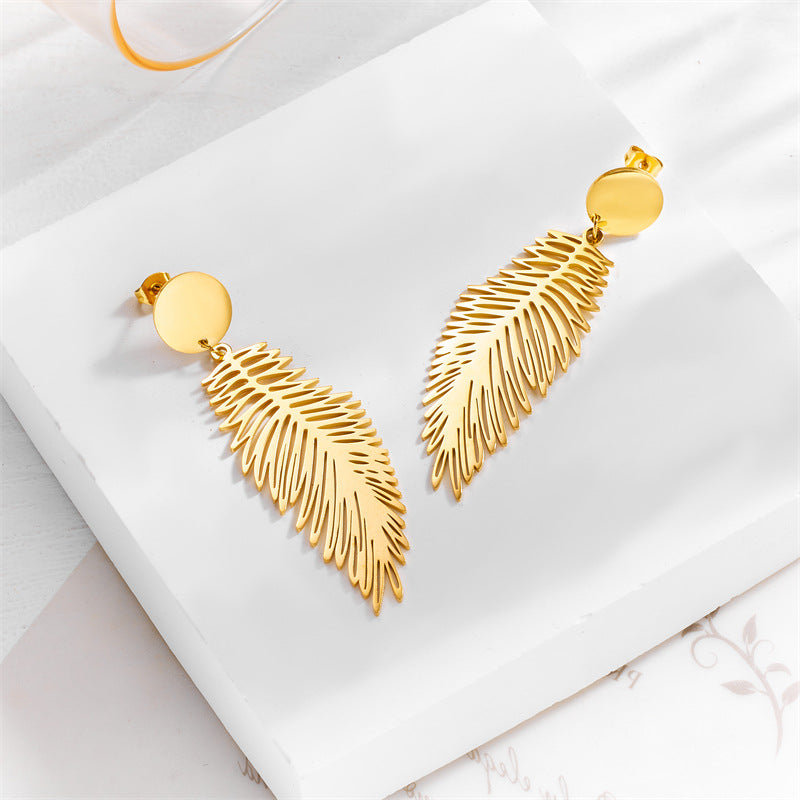 Pendientes minimalistas retro de acero de titanio con tonos fríos en forma de pluma y acabado chapado para mujer