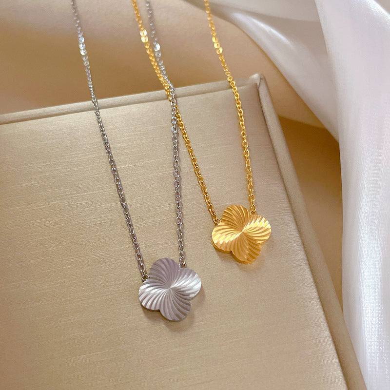 Collana girocollo minimalista unisex con quadrifoglio geometrico in acciaio al titanio