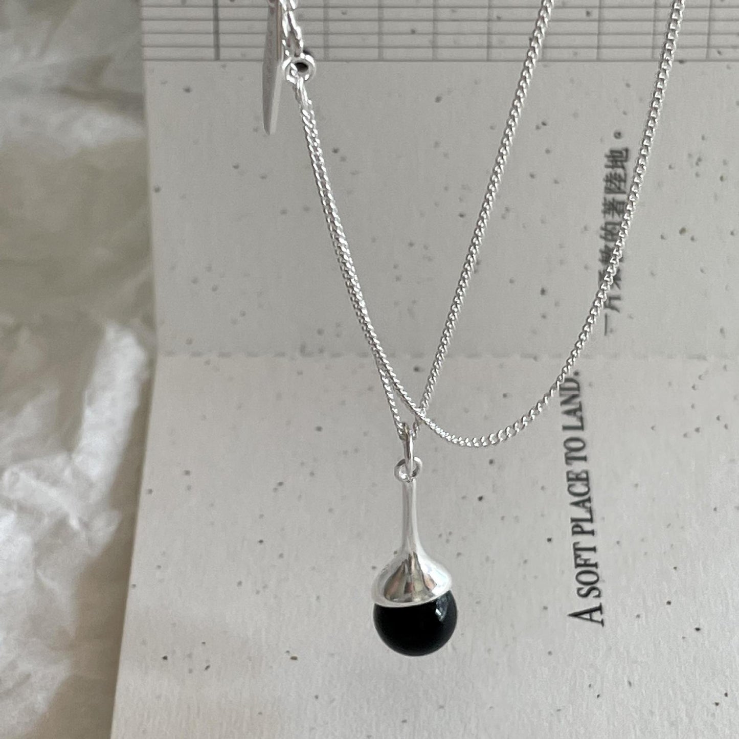Collar Minimalista Geométrico de Ónice Negro en Plata de Ley 925 con Baño de Oro en Cadena de Cruz