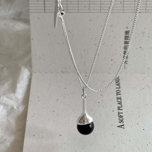 Collar Minimalista Geométrico de Ónice Negro en Plata de Ley 925 con Baño de Oro en Cadena de Cruz