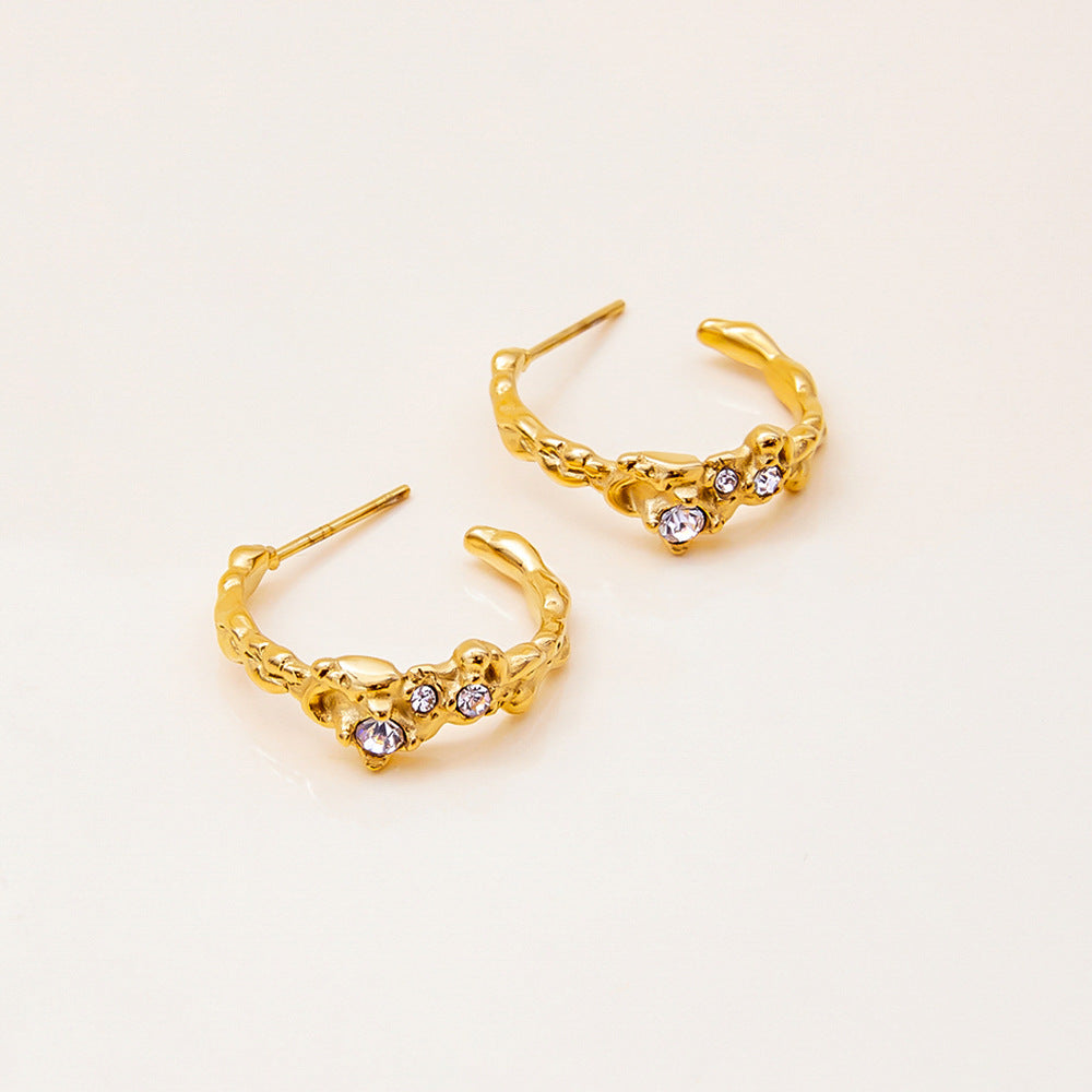 Pendientes de botón minimalistas geométricos en forma de C de acero inoxidable con incrustaciones de diamantes de imitación y acabado chapado con textura martillada