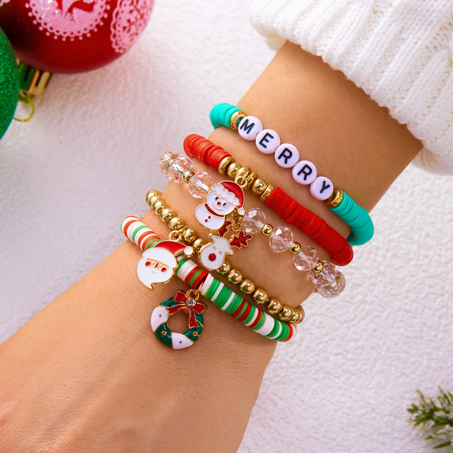 Set di braccialetti con perline di lettere e numeri in lega placcata con elementi a forma di fiocco di neve, renna, campanella e Babbo Natale