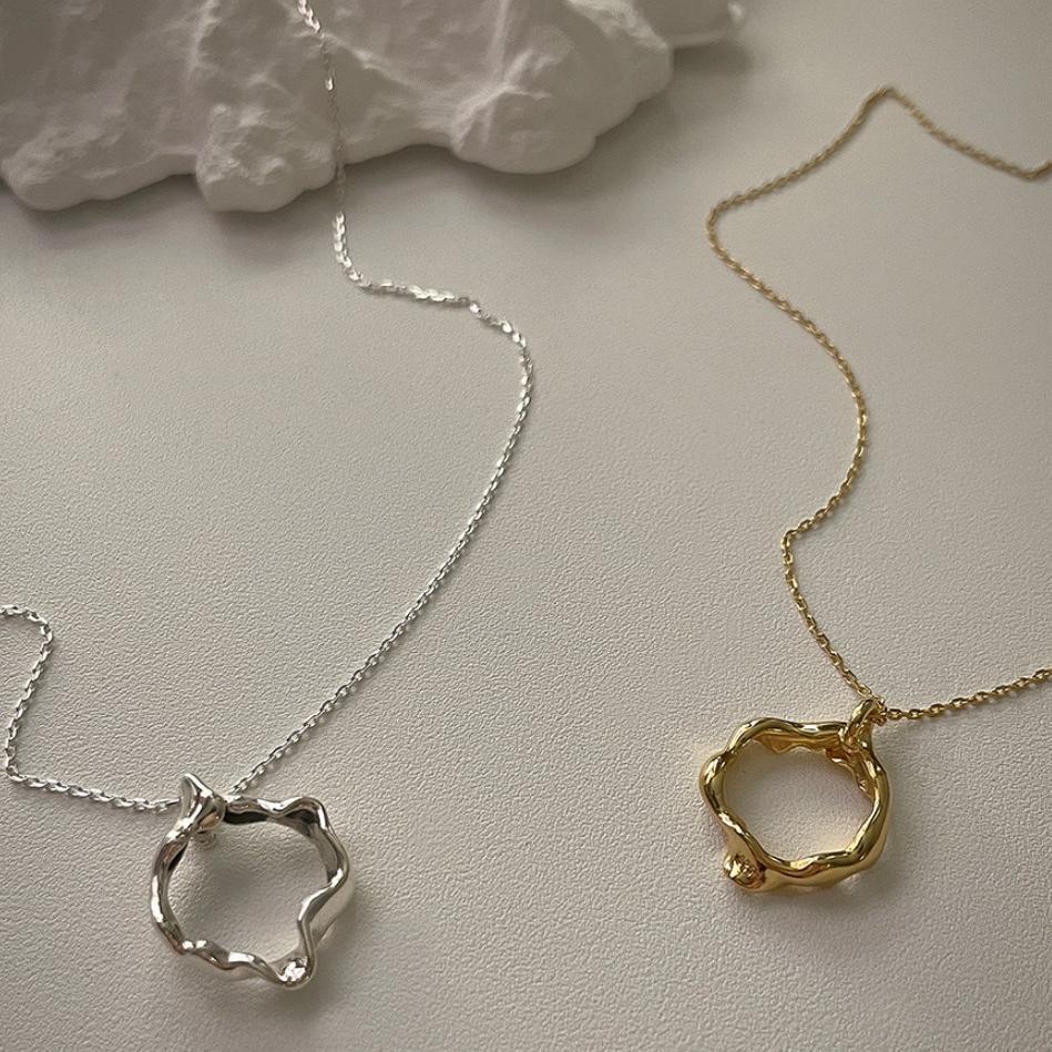 Collana con Pendente Geometrico Minimalista in Argento Sterling 925 con Superficie Testurizzata e Catena di Perline