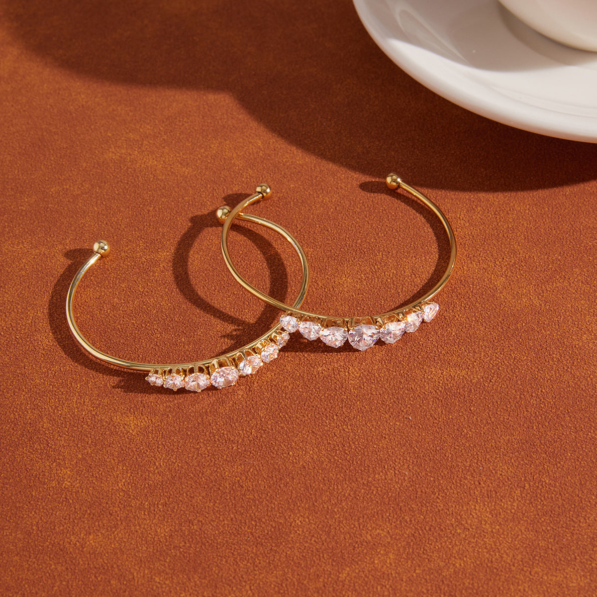 Bracciale a Cuore in Acciaio al Titanio con Inlay di Strass e Placcatura in Oro 18K, di Tendenza