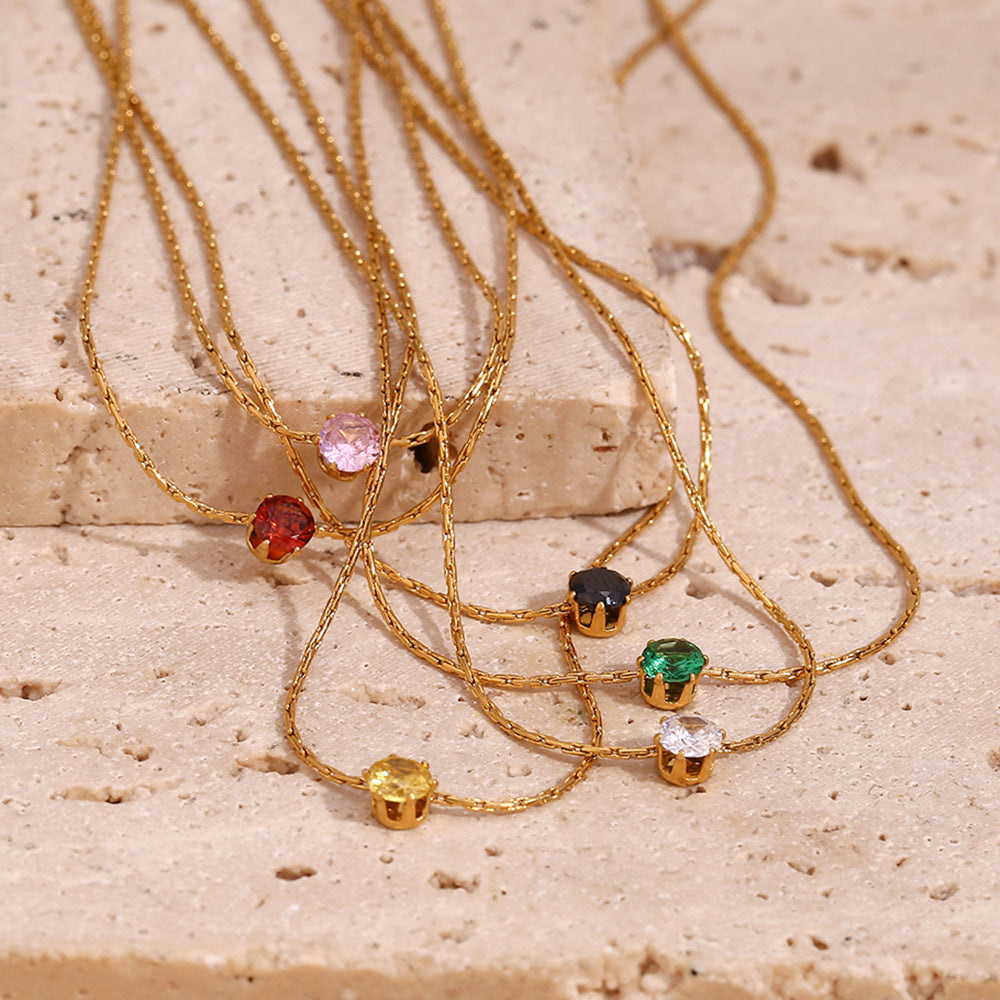 Collana con Pendente Geometrico Minimalista da Donna in Acciaio Inox con Placcatura in Oro 18K e Mini Zirconia su Catena Sottile Intrecciata