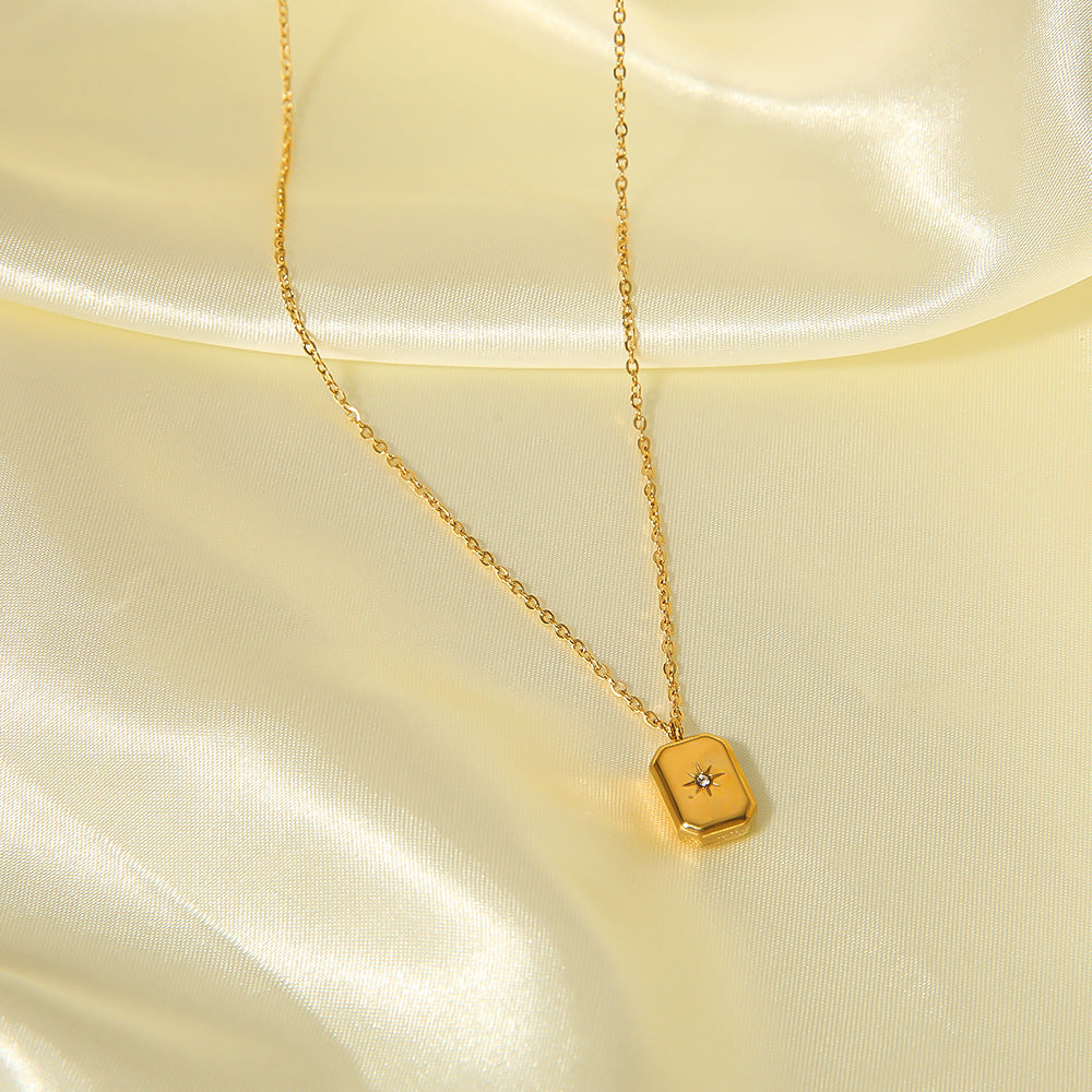 Collana con pendente a ottagramma geometrico in acciaio al titanio placcato oro 18 carati da donna