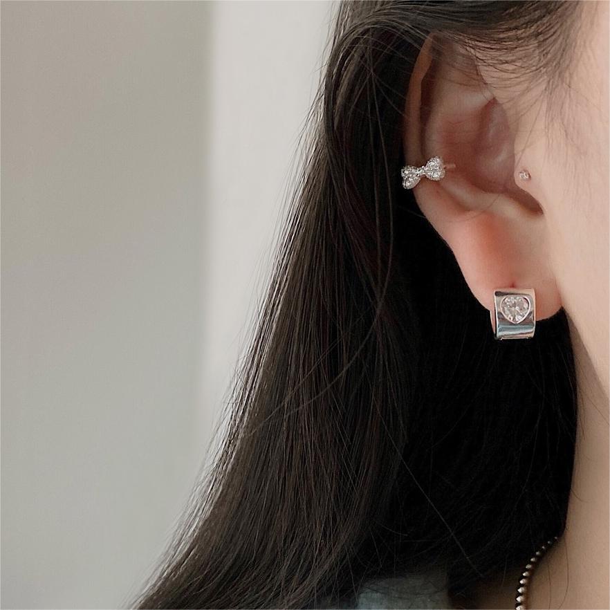 Orecchini a perno minimalisti a forma di cuore in argento sterling 925 con intarsio in zircone per donna
