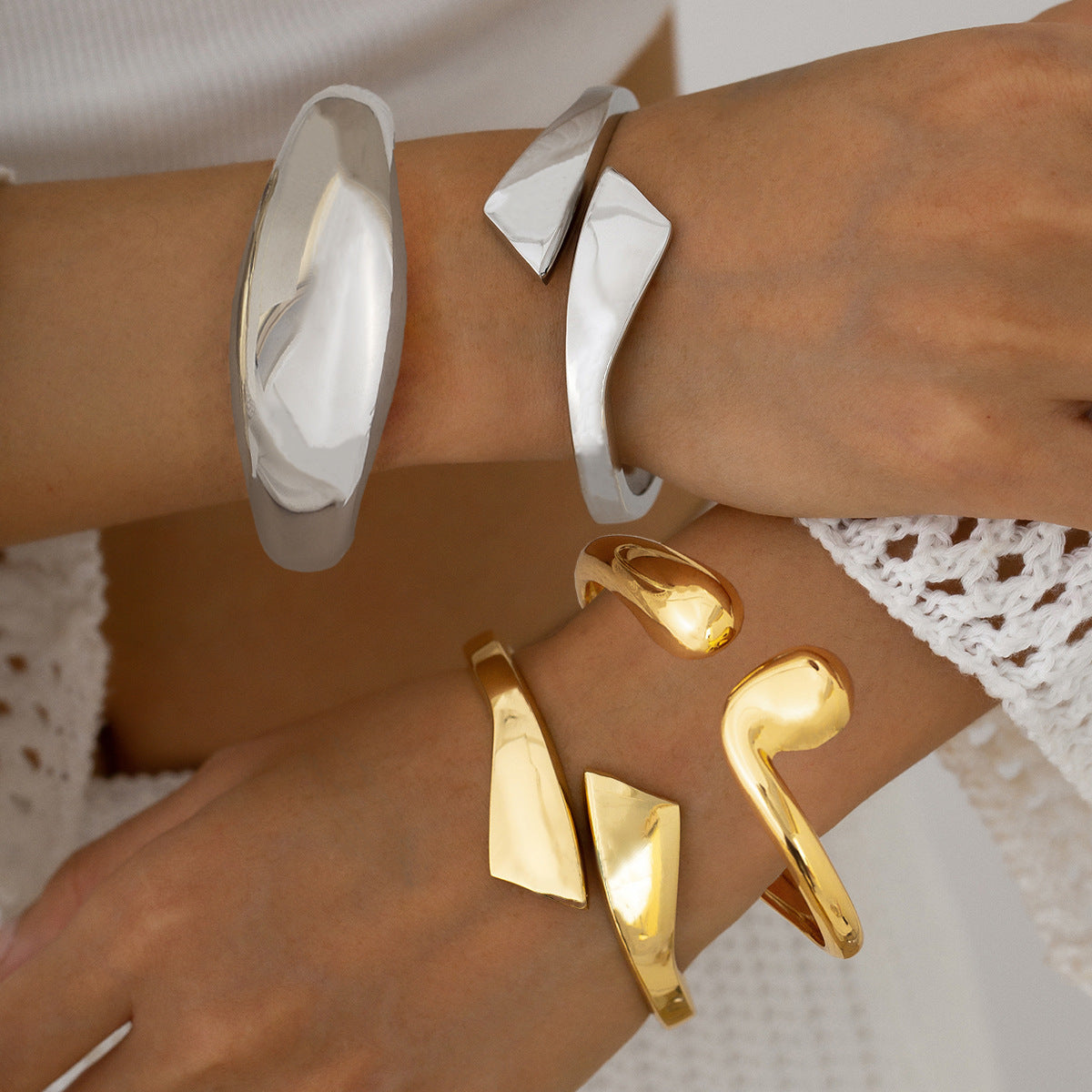 Pulsera Minimalista Asimétrica con Forma de Gota de Metal con Cierre de Resorte y Acabado Galvanizado