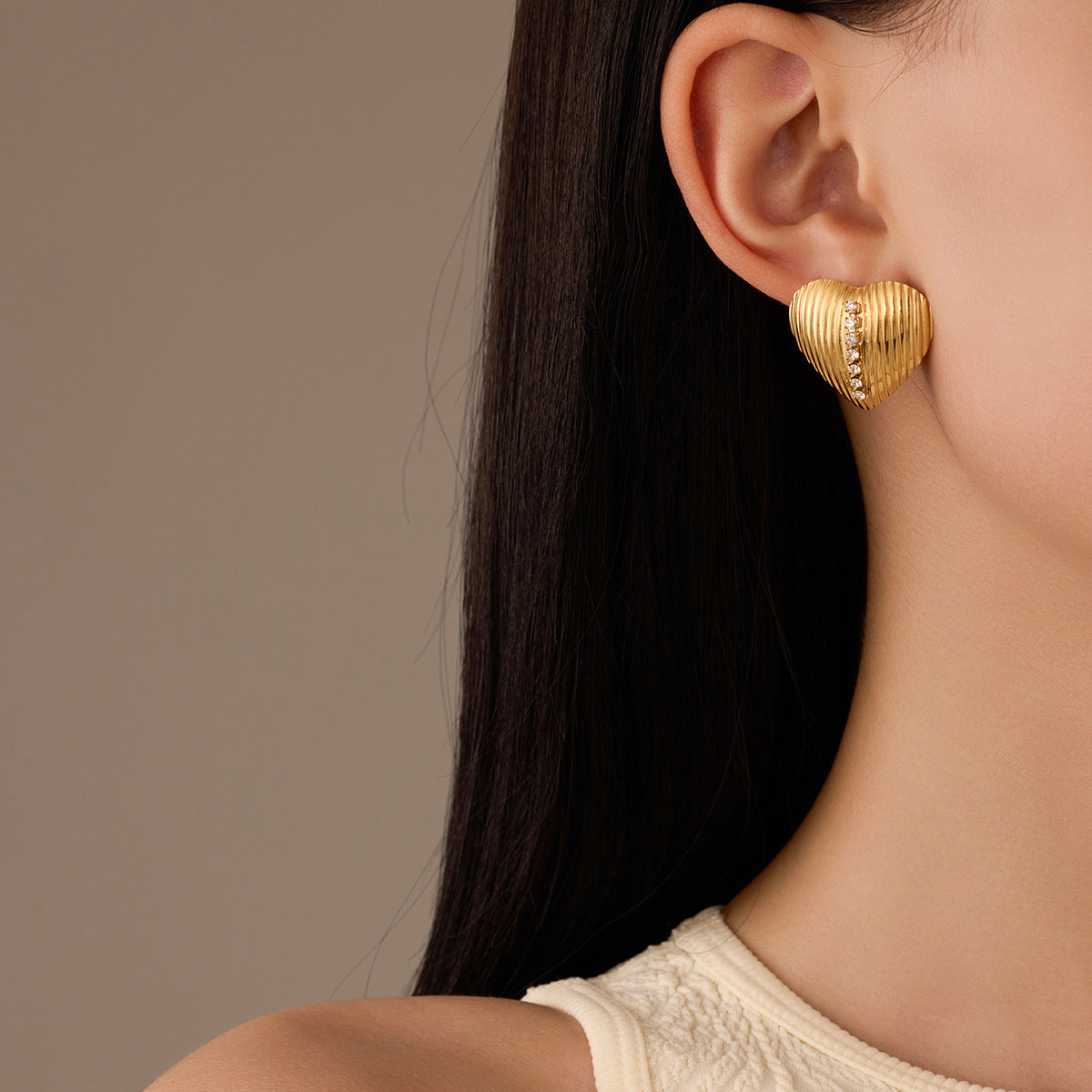 Pendientes de tuerca de acero de titanio con incrustaciones de circonita con forma de corazón, chapados en oro de 18 quilates, a la moda para mujer