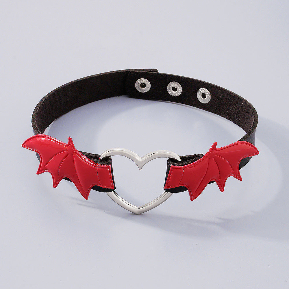 Collana girocollo con pendente a cuore e ali stile Gothic Punk da donna, in lega con rivestimento in PU