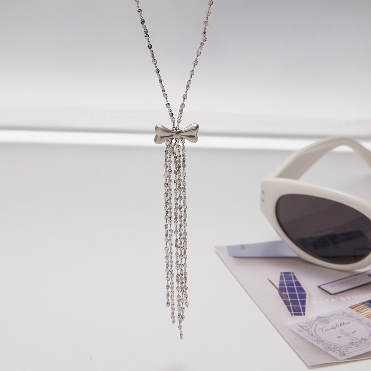 Collana pendente geometrica minimalista con frange in acciaio inossidabile con pendente in titanio e finitura placcata per donna