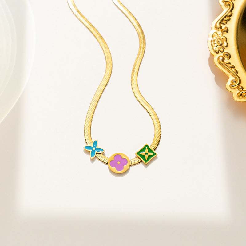 Collar minimalista geométrico de titanio y acero con acabado esmaltado para mujer, delicado collar de cadena fina con acento floral de color contrastante
