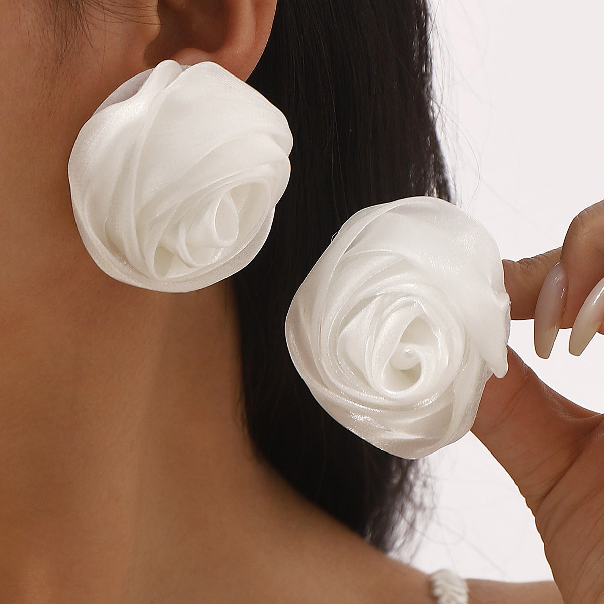 Pendientes de botón de rosa en 3D de estilo floral dulce y fresco con tela de organza y artesanía tejida a mano para mujer