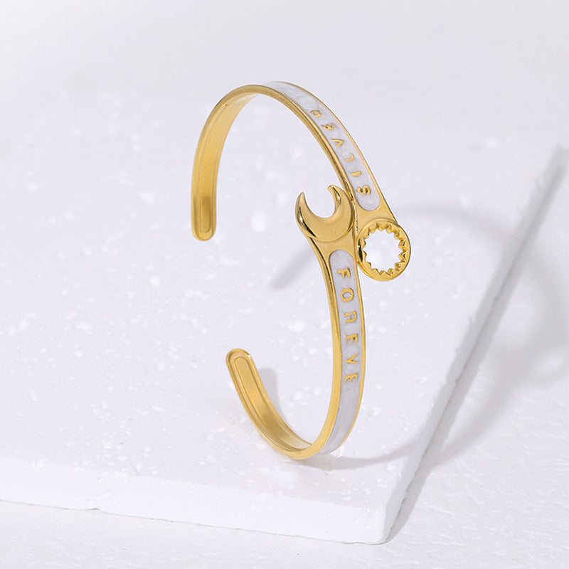 Bracciale a Forma di Chiave Inglese in Acciaio al Titanio con Finitura a Smalto e Placcatura in Oro 18K, Bracciale Aperto Regolabile per Donne