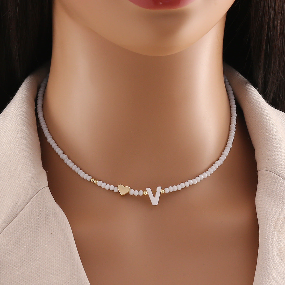 Collana con ciondolo a lettera dal design originale con ciondolo a conchiglia e perline di cristallo da donna