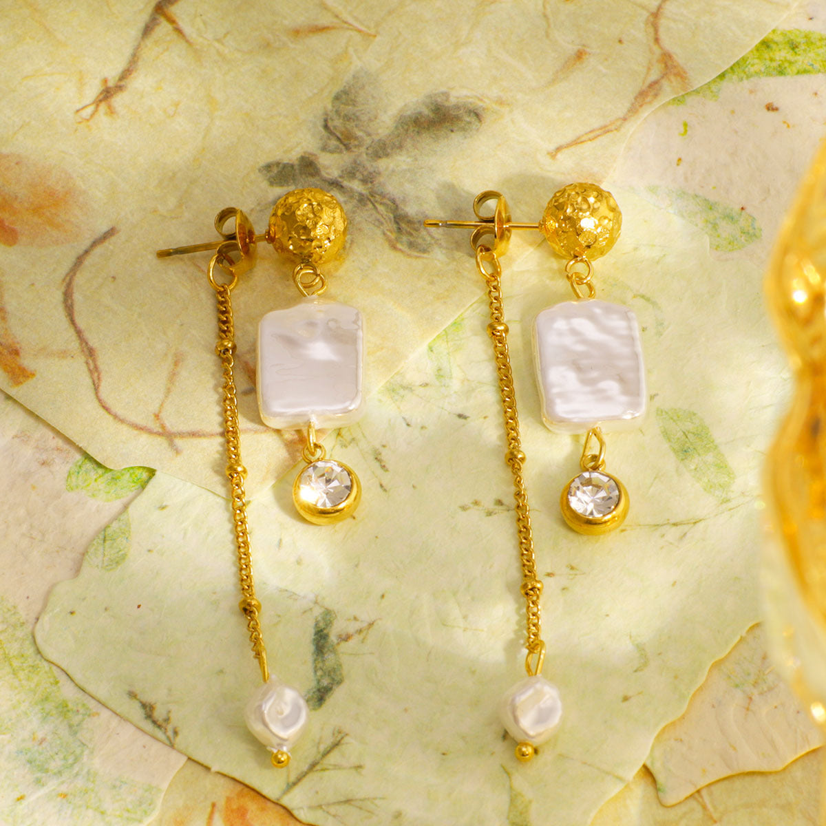 Orecchini Pendenti Geometrici con Perle in Acciaio Inox e Placcatura in Oro 18K da Donna