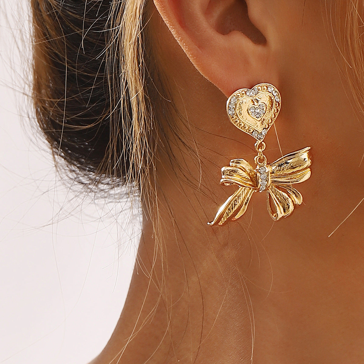Pendientes de aleación con forma de corazón y lazo de estilo vintage con acabado chapado para mujer